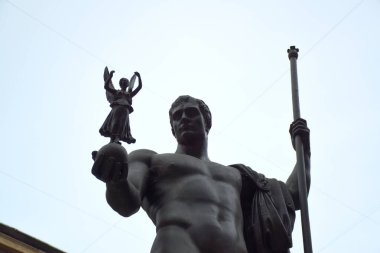 Milan, İtalya, 08.04.2019: Huzur Getiren Napolyon, Antonio Canova 'nın Brera Sarayı' nın (Brera Sarayı) ana avlusunda yaptığı aynı isimli mermer heykelin bronz alçısıdır.)