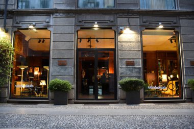 Milan, İtalya, 08.04.2019: Romantik, sanatçı mahallesi Brera Sanat Bölgesi 'ndeki İtalyan özel, lüks sanat galerisinin girişi ve sergisi
