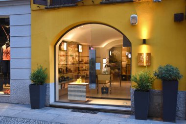Milan, İtalya, 08.04.2019: Romantik, sanatçı mahallesi Brera Sanat Bölgesi 'ndeki uluslararası lüks parfüm markası Amouage' ın mağaza önü, girişi ve logosu
