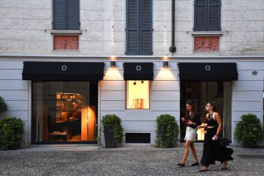 Milan, İtalya, 08.04.2019: Brera Sanat Bölgesi 'ndeki Bottega Ghianda' nın girişi, el işçiliği için gerçek bir referans.