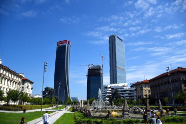 Milano, İtalya, 14.07.2019: Üç Kuleli Piazzale Giulio Cesare 'deki Dört Mevsim Çeşmesi, Tre Torri 