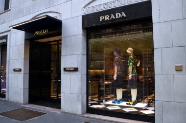 Milan, İtalya 07.06.2019: Prada Milano Montenapoleone Uomo 'nun Via Monte Napoleone' ye girişi ve mağaza önü.