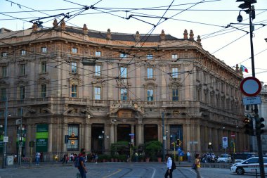 Milan, İtalya, 08.04.2019: Tarihi Broggi Sarayı (Palazzo Broggi) 1900 yılında inşa edildi ve Milan borsası olarak kullanıldı