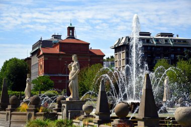 Milano, İtalya, 14.07.2019: The Four Seasons Çeşmesi, Fontana delle Quattro Stagioni at Julius Caesar Square, Piazzale Giulio Cesare City Life ve Tre Torri alışveriş ve iş bölgelerinin yanında
