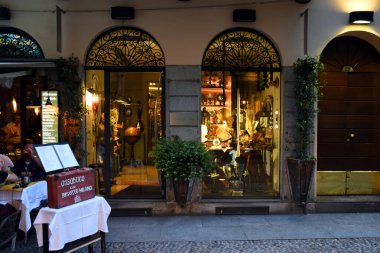Milan, İtalya, 08.04.2019: Romantik, sanatçı mahallesi Brera Sanat Bölgesi 'ndeki Il Segno del Tempo antika mağazasının girişi ve mağazası