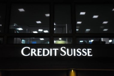 Milan, İtalya, 08.04.2019: İsviçre Kredi Suisse Bankacılık Grubu 'nun logosu, gece boyunca Santa Margherita Caddesi' ndeki Milan 'ın finans bölgesinde (Credit Suisse İtalya)