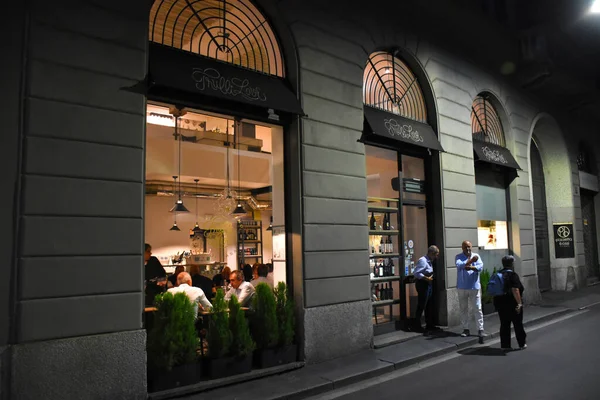 ミラノ イタリア 2019 ディナータイムのTrulli Loveレストランの入り口 彼らはプーリアの本格的かつ伝統的なイタリア料理を提供しています 南イタリア — ストック写真
