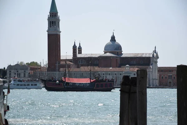 Veneza Itália 2019 Enorme Barco Pirata Está Passando Frente Igreja — Fotografia de Stock