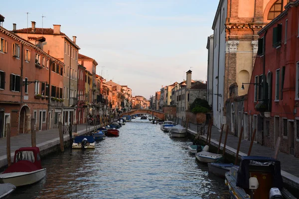 ヴェネツィア イタリア 4月17 2019 ヴェネツィア イタリアのボート 通りや建物を持つ運河 — ストック写真