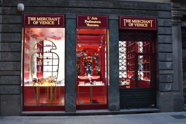 Milano Italien 2019 Butik Entré Och Visning Natten Merchant Venice — Stockfoto