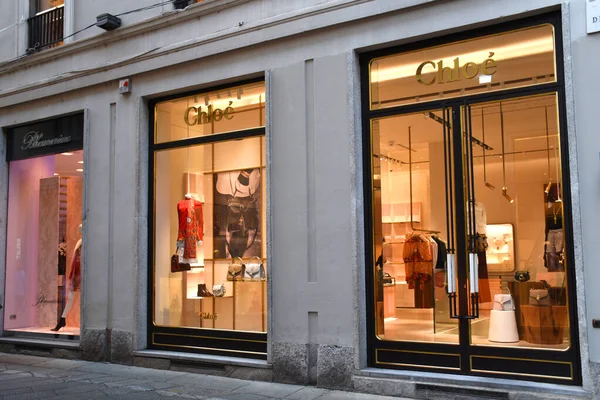 Milan, İtal 6 Temmuz 2019: Via della Spiga, Milano 'daki Chlo mağazasının girişi ve mağazası. 