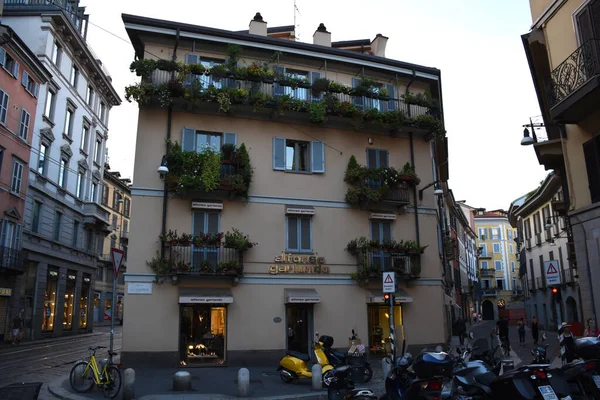 Milano Italien 2019 Traditionell Italiensk Byggnad Med Blommor Balkonger Och — Stockfoto