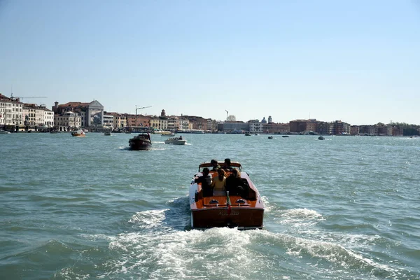 Venedik, İtalya, 04.19.2019: Venedik 'te su taksileri ve gondollar 