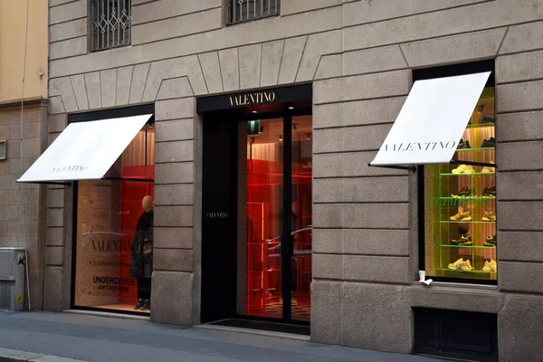 Milan Talya 2019 Valentino Mağaza Önü Monte Napolyon Giriş — Stok fotoğraf