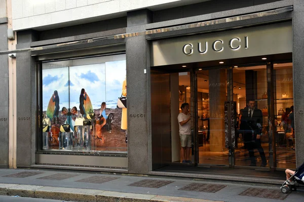 Milan, İtalya 07.06.2019: Via Monte Napoleone 'deki Gucci mağazasının vitrini ve girişi