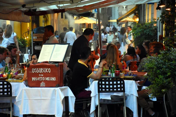 Milão Itália 2019 Pessoas Desfrutando Jantar Aperitivo Restaurante Tradicional Italiano — Fotografia de Stock