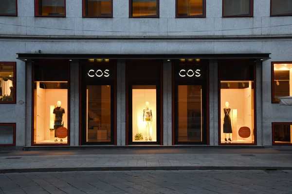 Milan, İtalya, 08.04.2019: Brera Sanat Bölgesi 'ndeki De Agostini Binası' nda mağaza önü, Cos Store 'a giriş ve cephe (kadınlar için moda markası, modern, işlevsel, tasarım isteyen erkekler).