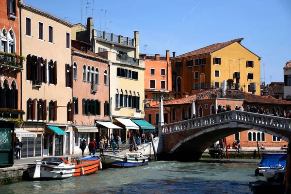 Venezia Aprile 2019 Canali Con Barche Ponti Strade Edifici Venezia — Foto Stock