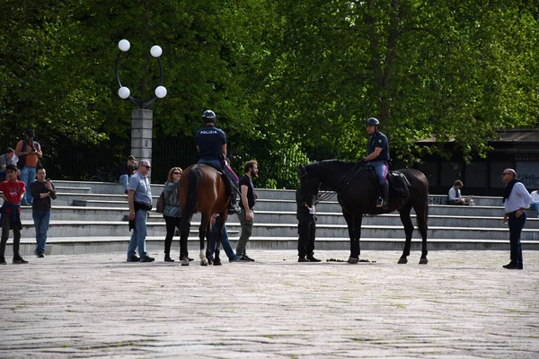 Milaan Italië 2019 Italiaanse Politie Patrouilleert Piazza Sempione Simplon Square — Stockfoto