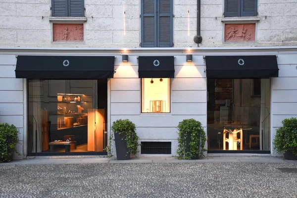 Milan, İtalya, 08.04.2019: Brera Sanat Bölgesi 'ndeki Bottega Ghianda' nın girişi, el işçiliği için gerçek bir referans.