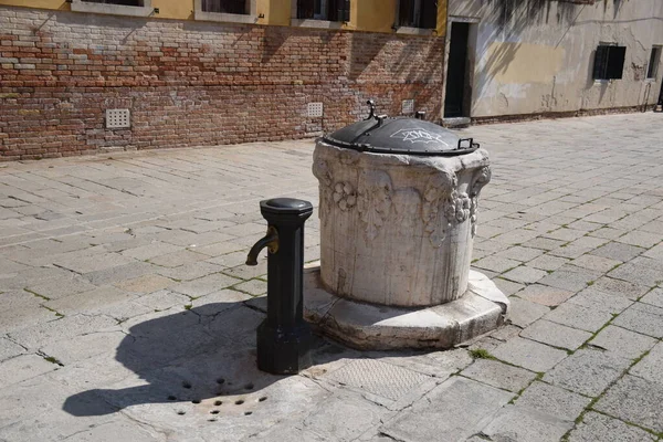 Vecchio Pozzo Ferro Decorato Strade Venezia — Foto Stock