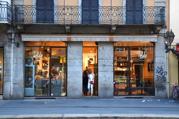 Milan, İtalya, 08.04.2019: Milano 'nun Brera Sanat Bölgesi' ndeki ünlü Toldo, kafeterya, pastane, dondurma dükkanı, panettone ve güvercin dükkanının girişi