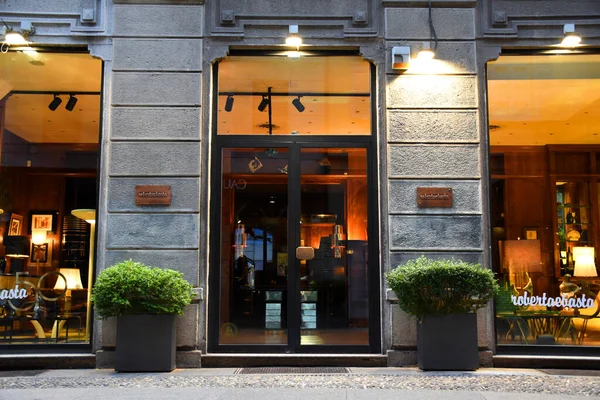 Mediolan Włochy 2019 Sklep Wejście Ekspozycje Włoskiej Ekskluzywnej Luksusowej Galerii — Zdjęcie stockowe
