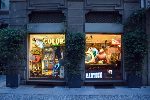 Milán Italia 2019 Escaparate Entrada Exhibiciones Tienda Antigüedades Vintage Moderna — Foto de Stock