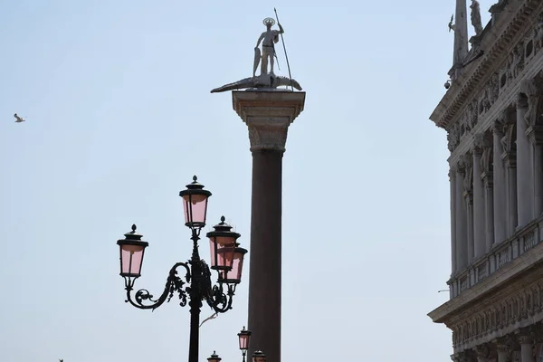 Βενετία Ιταλία 2019 Ροζ Λάμπα Δρόμου Στην Πλατεία Του Αγίου — Φωτογραφία Αρχείου