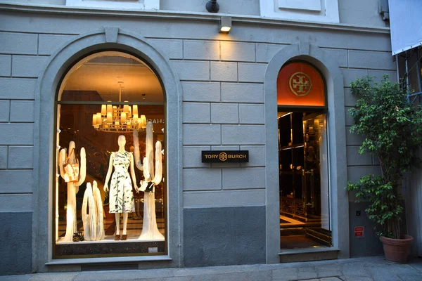 Milan, İtalya 07.06.2019: Mağaza önü ve Tory Burch 'ün Via della Spiga' daki girişi.
