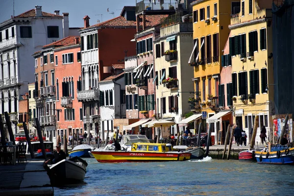 Venezia Aprile 2019 Canali Con Barche Ponti Strade Edifici Venezia — Foto Stock