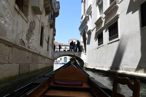 ヴェネツィア イタリア 2019 アドリア海のラグーンに100以上の小さな島に建てられたグランドキャナル キャナルグランデ ヴェネツィアの小さなサイド運河でのプライベート ロマンチックなゴンドラの旅 — ストック写真