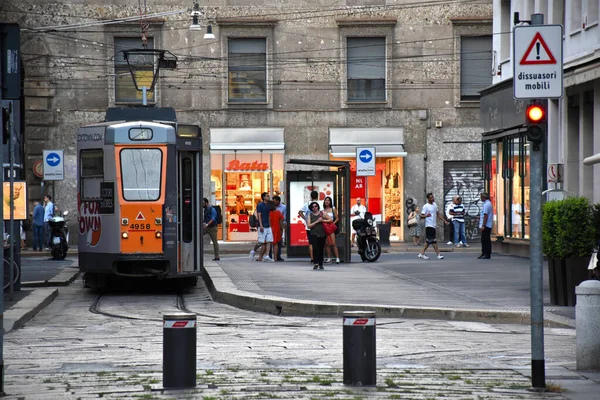 Milán Italia 2019 Tranvía Pasajeros Están Esperando Salida Parada Tranvía — Foto de Stock