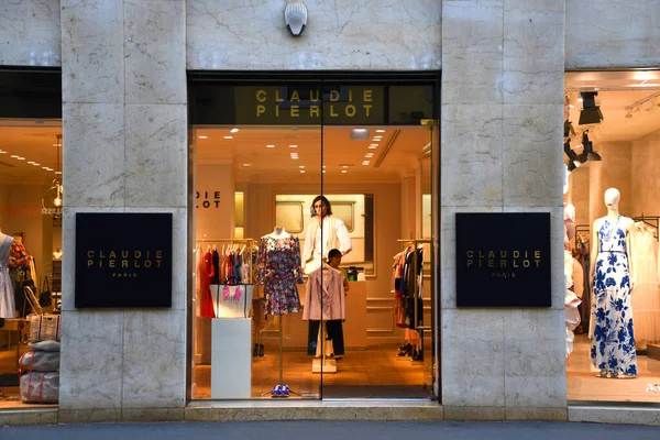 Milan, İtalya - 07.06.2019: Claudie Pierlot mağaza vitrini ve Via Alessandro Manzoni 'ye giriş.