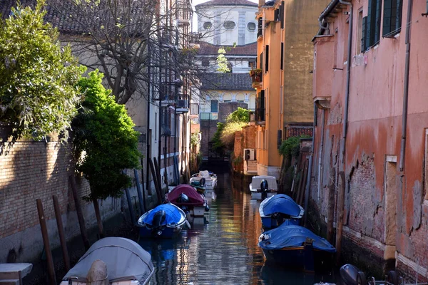 ヴェネツィア イタリア 2019 美しい 見事な カラフルで美しい小さな運河の景色美しい ロマンチックなヴェネツィアの側面にボート駐車場があります — ストック写真