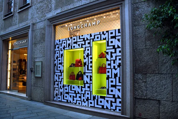 Milan, İtalya 07.06.2019: Via della Spiga 'daki Longchamp Milan Spiga Mağazası' nın girişi ve mağazası.