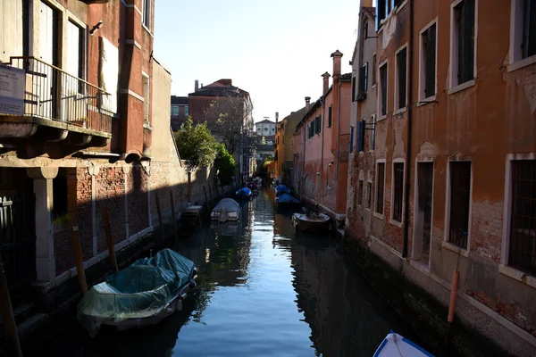 ヴェネツィア イタリア 2019 美しい 見事な カラフルで美しい小さな運河の景色美しい ロマンチックなヴェネツィアの側面にボート駐車場があります — ストック写真