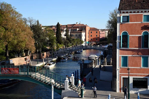 ヴェネツィア イタリア 2019 橋やリアルトで ゴンドラやボートで グランドキャナル キャナルグランデ 小さな運河と美しい ロマンチックなヴェネツィアの美しい 見事な街並みビュー — ストック写真