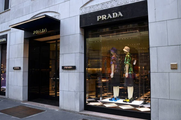 Milan, İtalya 07.06.2019: Prada Milano Montenapoleone Uomo 'nun Via Monte Napoleone' ye girişi ve mağaza önü.