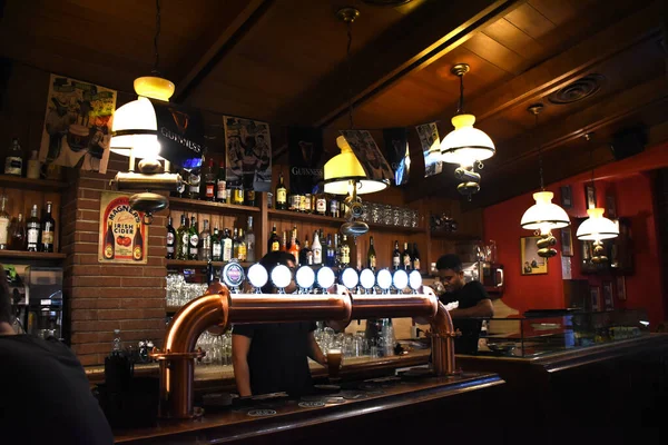 Milan, İtalya, 08.04.2019: Brera Sanat Bölgesi 'nde uzun bir bira musluğu bulunan O' Connell İrlanda Pub 'ın içi, bir sanatçının mahallesi ve bohem atmosferi olan bir yer.