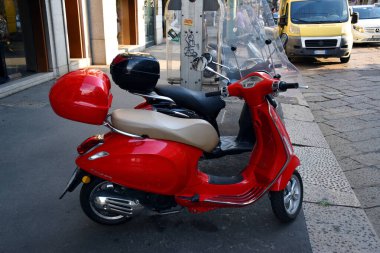 Milan, İtalya - 07.06.2019: Montenapoleone moda bölgesine park eden efsanevi ve ünlü İtalyan Vespa scooterları