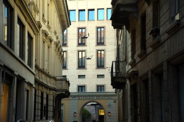 Milan, İtalya - 07.07.2019: Montenapoleone 'un ünlü moda bölgesine yakın Via Andegari' deki lüks 5 yıldızlı Mandarin Oriental Hotel 'in gizli girişi
