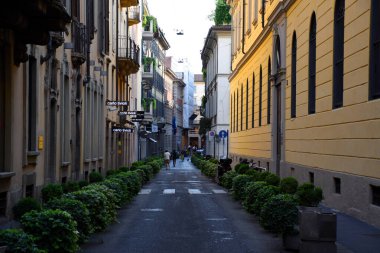 Milan, İtalya - 06.07.2019: Milano 'da kalabalık ve kalabalık Montenapoleone moda bölgesinde Santo Spirito Caddesi' nde yalnız ve sessiz bir cadde