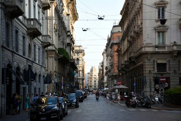 Milão Itália 2019 Vista Rua Giuseppe Mengoni Com Carros Scooters — Fotografia de Stock