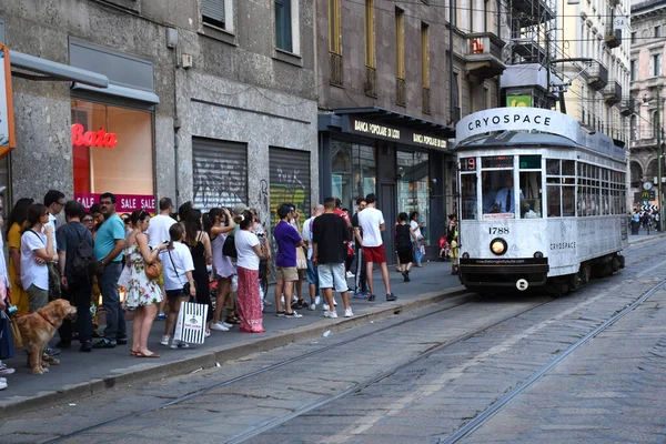 Milán Italia 2019 Gente Sube Tranvía Blanco Tradicional Histórico Antiguo — Foto de Stock