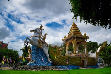 Kanchanaburi, Tayland 08.17.2019: Detaylı, süslü beyaz bir ata binen tanrı ya da tanrıça Wat Chai Chumphon Chana Tapınağı 'ndaki altın bir tekneyi takip ediyor