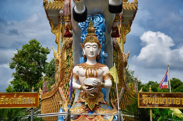 カンチャナブリ 2019 ワットチャイチュンフォンチャナソンクラーム寺院で黄金のボートを追跡する神々 神または女神の像詳細 装飾された白い馬に乗って — ストック写真