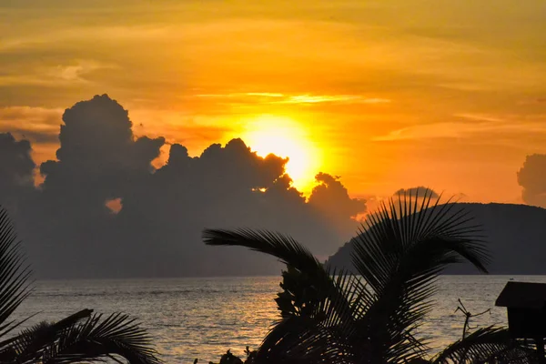 マレーシアのランカウイ島の魔法のビーチで素晴らしい夕日の間に雲の後ろに驚くべき 素晴らしいと劇的な黄金の空 — ストック写真