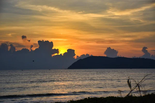 Geweldige Prachtige Dramatische Goudkleurige Lucht Achter Wolken Tijdens Een Prachtige — Stockfoto