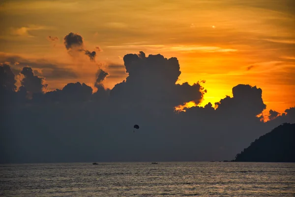 Incroyable Merveilleux Dramatique Ciel Doré Derrière Les Nuages Lors Magnifique — Photo